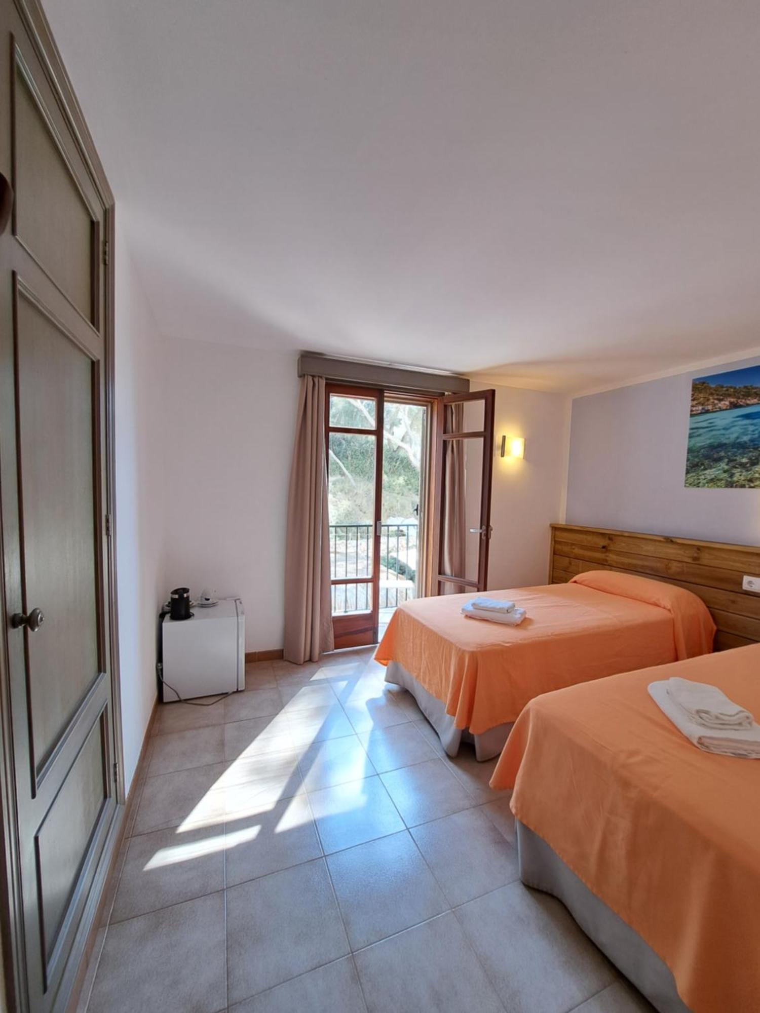 Hostal Playa Santanyi Bagian luar foto